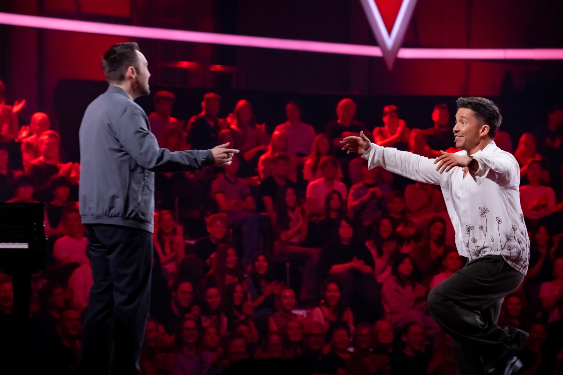 Janis Eric Thommen mit Coach Nico Santos auf der Bühne von The Voice of Germany