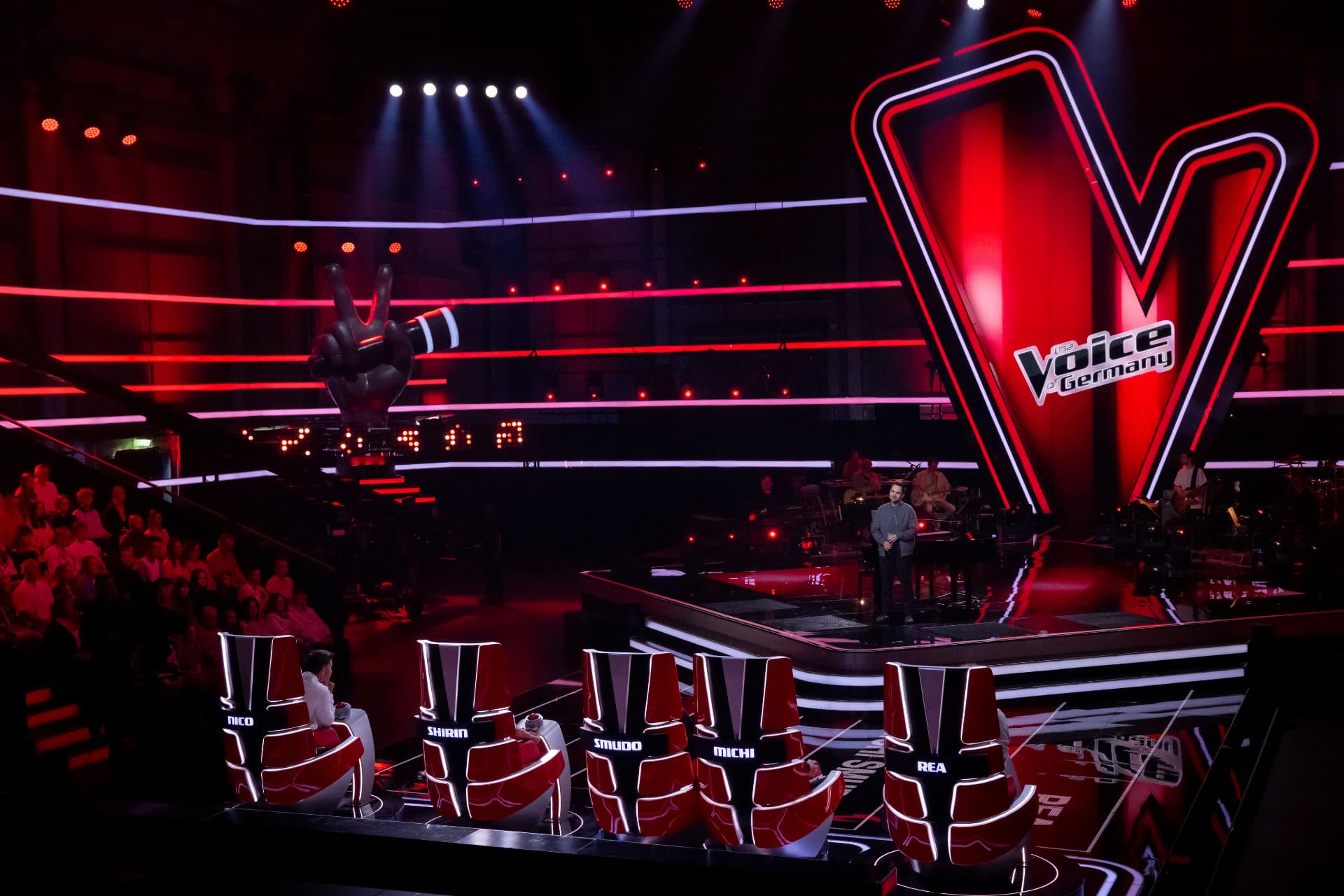 Janis Eric Thommen auf der Bühne der Blind Auditions von The Voice of Germany