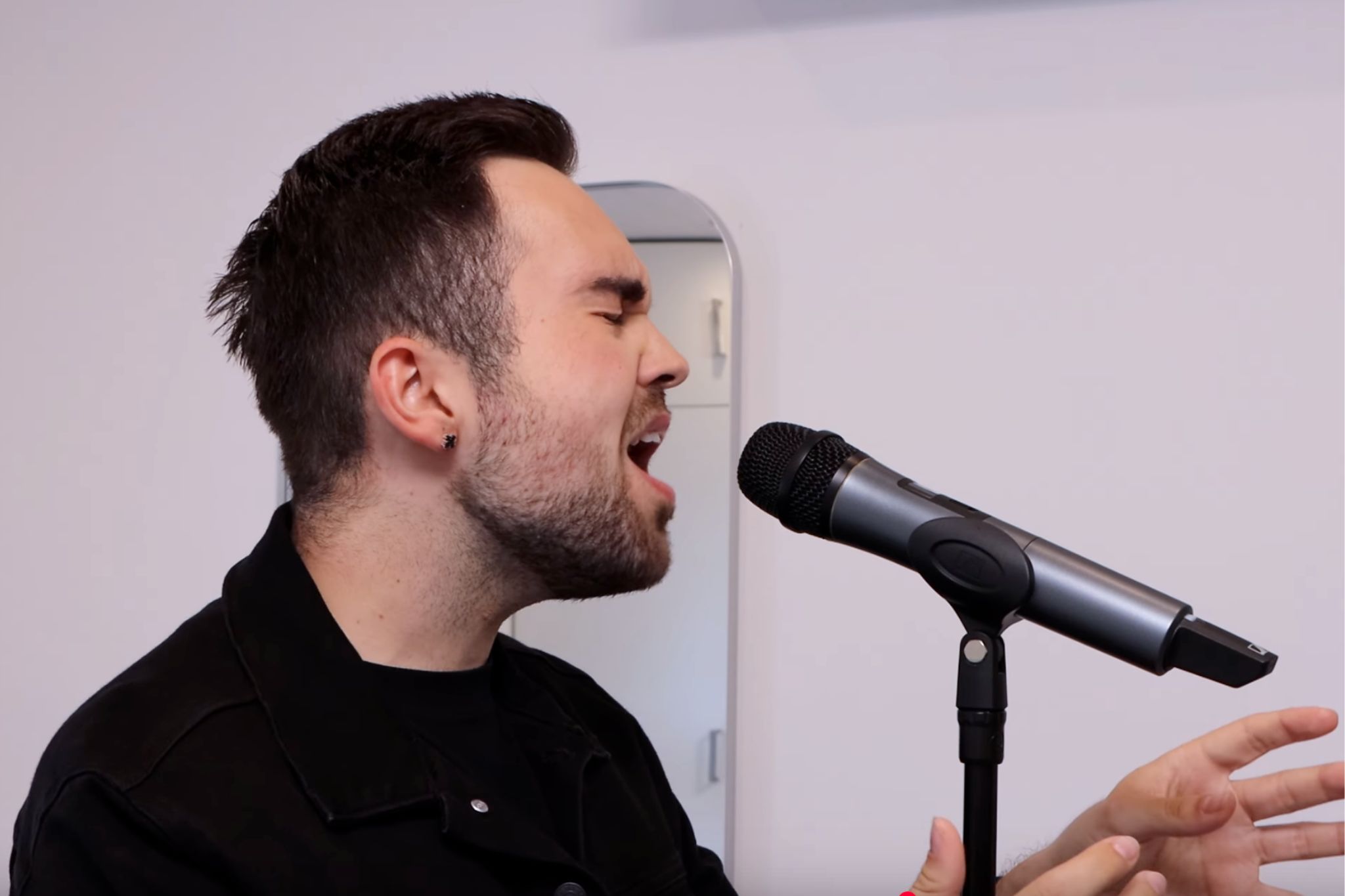 Unterrichtsraum mit Klavier und Mikrofon