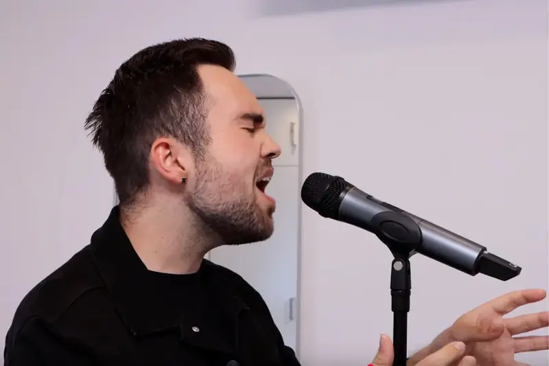Unterrichtsraum mit Klavier und Mikrofon