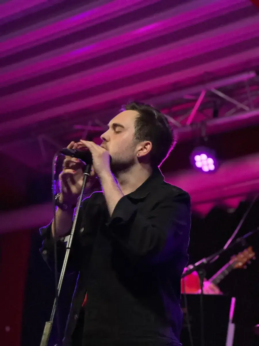 Eventsänger Janis Eric Thommen singt live auf einer Veranstaltung